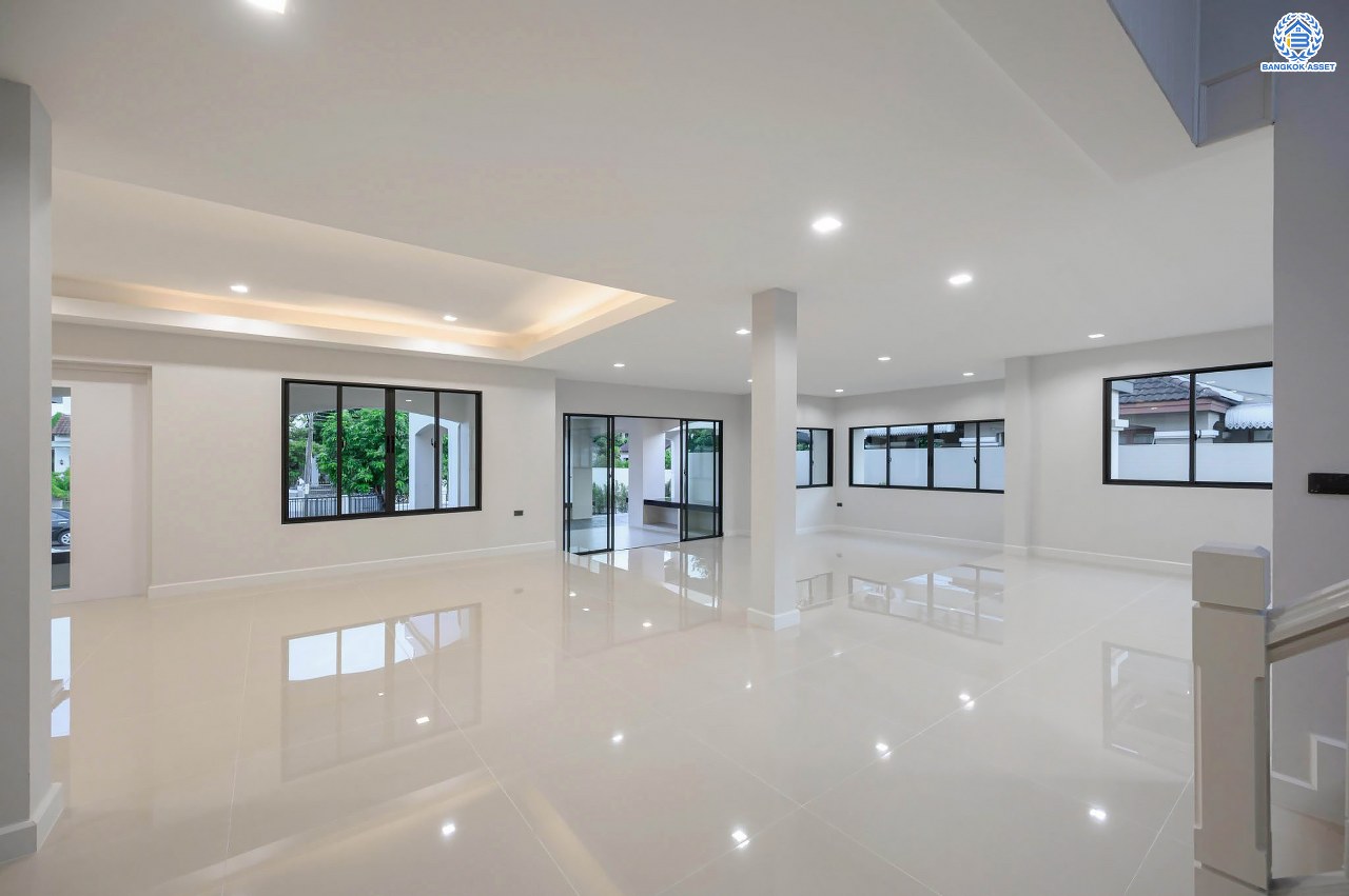 บ้านเดี่ยวฟิลคฤหาสน์มือสองตกแต่งใหม่ แบรนด์ LH ดีไซน์สุดหรูหรา โครงการ ลดาวัลย์ ปิ่นเกล้า เนื้อที่ 214 ตร.ว. บนพื้นที่ใช้สอยถึง 553.48 ตร.ม. ฟังก์ชันจัดเต็ม 4 ห้องนอน 5 ห้องน้ำ 1 ห้องอเนกประสงค์ 1 ห้องแม่บ้าน จอดรถได้ถึง 2 คัน ทำเลติดถนนบรมราชชนนี เชื่อมต่อหลายเส้นทาง ใกล้มหาวิทยาลัยมหิดล และเซ็นทรัลศาลายา